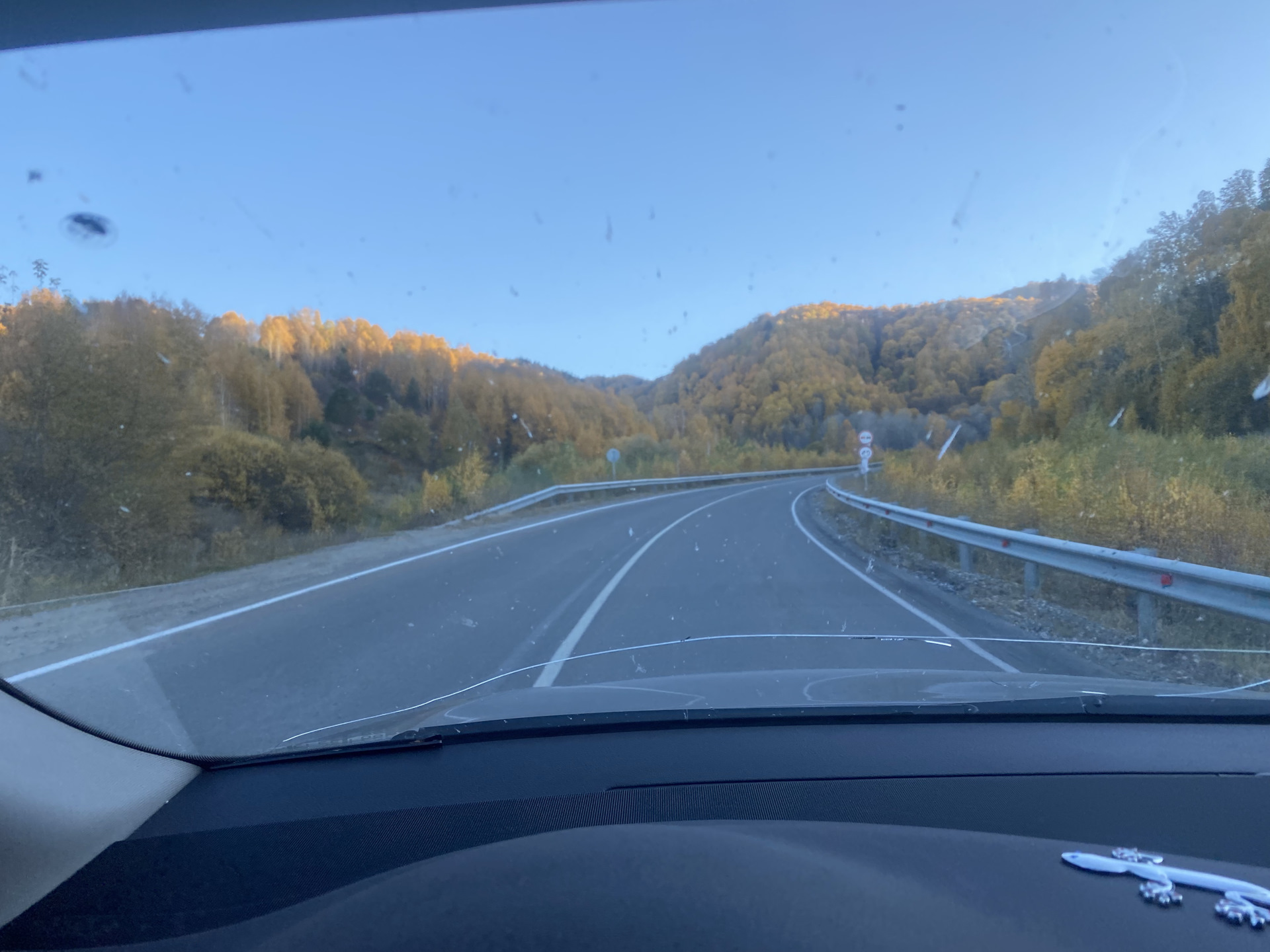 Всех приветствую!
Вот и первое исполнение намеченного плана по замене лобового стекла, стекло поставил новое фирмы NordGlass ибо всякое б/у орига не всегда хорошо и самый большой минус для себя принял то что у нас в Барнауле по наличию не было либо оставляло желать лучшего, вообщем новое есть новое + сделал полностью тонировку атермальной пленкой и полоску 30см. Рамка лобового в отличном состоянии без намеков на ржу это радует!
Что по стеклу; стекло не искажает и не бликует, доволен на все 💯 % и так сказать прозрел от увиденного через него, круто и эффект ВАУ был!

P/S;
Предлагалось два варианта Польша NordGlass за 10800 & Япония AGS за 22300 ну и замена 4500₽ первый вариант в наличии и второй с гарантией на 1 год от производите на одну замену от сколов и трещин.
Тонировка атермалкой + полоса 5% 30см 8000₽
А ну и то что Польша не совсем Польша а скорее всего БОР!


Рекомендую, молодцы все четко и без проволочек!