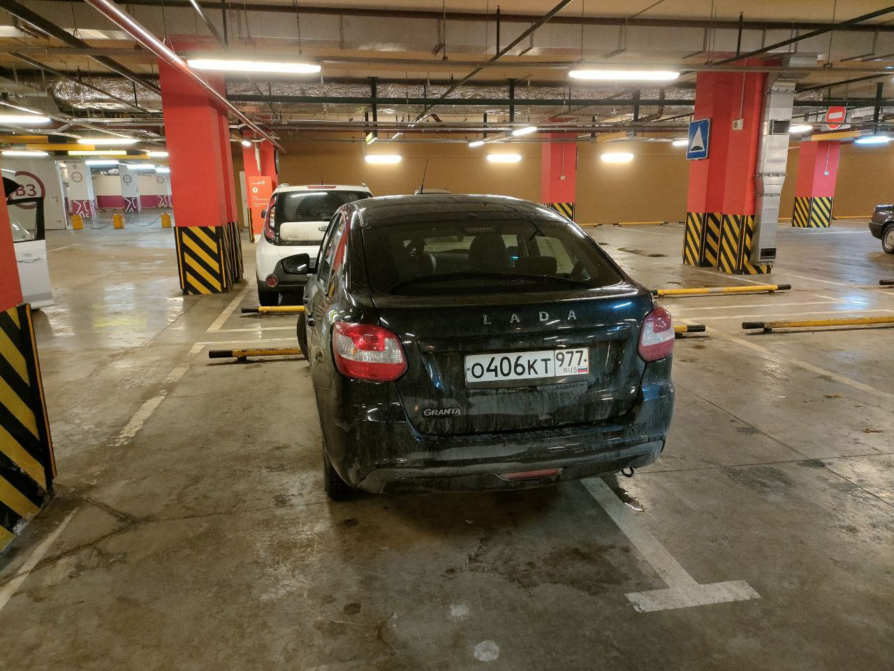 Записался в новом для себя МРЭО в ТЦ Калейдоскоп на Сходненской на четверг, 10 утра.
Записался бы раньше, да мелочь в виде трещины на лобовом с гарантированным отказом осложняла жизнь.

Ещё до покупки, в пятницу, я заказал себе новое стекло в AG Experts в ТЦ Весна на Алтуфьевском шоссе, сервис, знакомый ещё по Калине. Записали на среду 5 вечера, соответственно, сразу после замены на регистрацию.

Вчера сбежал с работы часа в 2, чтобы помыть машину, постоял минут 30 в очереди на мойку, уехал на другую самомойку, постоял ещё минут 30 там, помыл морду, к 4 закатываюсь и говорю — вот машина, я пошёл.
Сходил поел супчик, спускаюсь обратно — всё готово. Фигасе скорость, минут 30-40 наверно за всё про всё, правда попросили постоять ещё полчасика, чтобы клей схватился.

К 10 я приехал в МФЦ, получил талончик, сел в окошко, отдал все доки:
— ДКП
— выписку из ЭПТС
— СТС прошлой хозяйки

ОСАГО при регистрации сейчас не требуют, а диагностическая карта мне не нужна, т.к. машине меньше 4 лет.

Спустился на площадку, открыл капот, весь осмотр занял секунд 40 — стакан, табличка на стойке и номер двигателя. Большой привет тем, у кого двигатель запчасть и кто не смотрит — смотрят, проверяют, сверяют номер, всё ок.

После успешного осмотра поднимаюсь наверх, забираю номера и иду обратно к машине. Открутив номера 40 региона, сдав их в окошечко и прикрутив новые 977-го, я получил в свой автопарк третью колесницу уже официально. За всё про всё — меньше часа.

Насколько же деградировала процедура регистрации автотранспорта за 20 лет, уму непостижимо. Раньше как было, в 4 утра приезжаешь к МРЭО, какие-то мутные типы тебя записывают за 200 рублей в красную тетрадку уже тридцать седьмым, ни поспать, ни поссать, чтобы нидайбох очередь без тебя не прошла, к вечеру МОЖЕТ БЫТЬ до тебя очередь дойдет. И подраться можно, и поорать вдоволь "вас тут не стояло", в общем, выпустить весь накопленный негатив. А щас чё, пришел, спокойно все за 40 минут прошел, сидишь ждёшь номера. Никакой романтики.

В следующем посте расскажу о том, что куплено прям сходу. Всем пофиг, я думаю, но душа просит :)