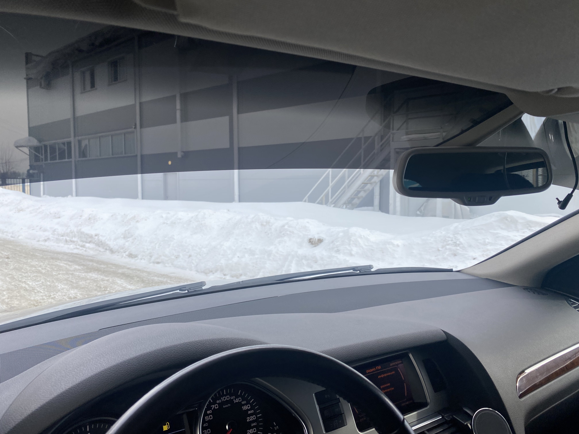 Всех приветствую!
Вот и первое исполнение намеченного плана по замене лобового стекла, стекло поставил новое фирмы NordGlass ибо всякое б/у орига не всегда хорошо и самый большой минус для себя принял то что у нас в Барнауле по наличию не было либо оставляло желать лучшего, вообщем новое есть новое + сделал полностью тонировку атермальной пленкой и полоску 30см. Рамка лобового в отличном состоянии без намеков на ржу это радует!
Что по стеклу; стекло не искажает и не бликует, доволен на все 💯 % и так сказать прозрел от увиденного через него, круто и эффект ВАУ был!

P/S;
Предлагалось два варианта Польша NordGlass за 10800 & Япония AGS за 22300 ну и замена 4500₽ первый вариант в наличии и второй с гарантией на 1 год от производите на одну замену от сколов и трещин.
Тонировка атермалкой + полоса 5% 30см 8000₽
А ну и то что Польша не совсем Польша а скорее всего БОР!


Рекомендую, молодцы все четко и без проволочек!