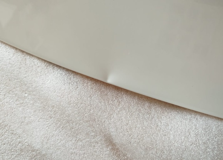 Спойлер — один из немногих элементов стайлинга для Outlander, который вызывает минимум споров — разумеется, с ним лучше, чем без него :)


Со спойлером теперь
Итак, заказал на Али сразу крашеный… По прикидкам некрашеный+покраска (зато точно в цвет) получалась примерно в 15Круб. Окрашеный сразу в белый — 4,3Круб. Решил рискнуть.

Пришел спойлер в транспортную компанию упакованный в пузырчатую пленку основательно, как мумия :)
И, тем не менее — сурпрыз! Заметный залом на внешнем ребре :(


Ну как так?
Ну в той 10-сантиметровой толщины обертке вряд ли так могло получиться, скорее всего сразу таким положили.
В-общем, подал спор (изначально подумал, что оспоренный деньги отдам мастерам, чтобы шпатлевали и красили). Отспорил 1,8Круб. То есть спойлер с дефектом обошелся в 2,5Круб.


По цвету — очень хорошее попадание, разве что на спойлере есть примесь блестящая (наверное, это Polar White или как его там). Но с завода бампера от кузова отличаются существенно сильнее :)
Уже начал у знакомых спрашивать, кто занимается такими работами, никто не признавался… повертел-покрутил в руках и решил кое-что попробовать :)

Сделал технологическое отверстие на внутренней стороне, обмотал изолентой наконечник длинной отвертки, нагрел спойлер в теплой воде, арендовал у жены фен и поставил его на минимальный нагрев.
Ну и изнутри минут за 30 осторожненько выровнял дефект.


Технологическое отверстие и инструмент
Пару недель спойлер отлежался на балконе (проверил, не сработает ли эффект памяти у пластика, когда остынет). Дефект проявился прям минимально (и то, это я знал, куда смотреть). Еще минут 10 повторил процедуру поддавливания и нагрева — и вуаля! Результат отличный.


Живьем вообще место дефекта не найдешь
Следующим квестом оказалось прикрепление.
Дальнейший текст скорее всего будет более интересен ростовчанам…

Беглый поиск стекольного герметика и праймера показал, что это добро обойдется в пару тысяч, не меньше. И потом почти весь герметик все равно на выброс…
Заехал в пару мест, где устанавливают стекла. В одном (федеральная сетка, АвтоТрейд) сразу сказали, что у них нет такой услуги в прайсе, а "внепрайсовые работы" караются штрафом и вплоть до увольнения. Но общались вежливо.

В другом (с довольно живыми социальными сетями, вроде как позиционирующие себя положительно, Автостекла на Вавилова) — просто вышел чувак, ни здрасте, ни досвидания, просто сказал "нет, я это делать не буду" и развернулся. Резкий контраст с социальными сетями. Неприятный осадочек :)

Уже подумал — ну всё, придется самому материалы покупать и звать кого-нибудь на помощь для ровной установки. Но решил заглянуть к еще одним установщикам автостекол. Оказалось, неподалеку есть AG Experts. Ребята красавчики — и пообщались вежливо, и один парень вышел посмотрел-пощупал спойлер. Согласились сделать. Подошли прям очень профессионально — все обезжирили, нанесли праймер, погрели феном и спойлер и крышку багажника, нанесли герметик, приклеили спойлер. И стоимость услуги нормальная — 1,5Круб.


Кепка
В-общем, теперь Белый Бумбр со спойлером.
Считаю, что он делает внешний вид аута существенно гармоничнее. Плюс стоимость доработки получилась ну очень приятной.