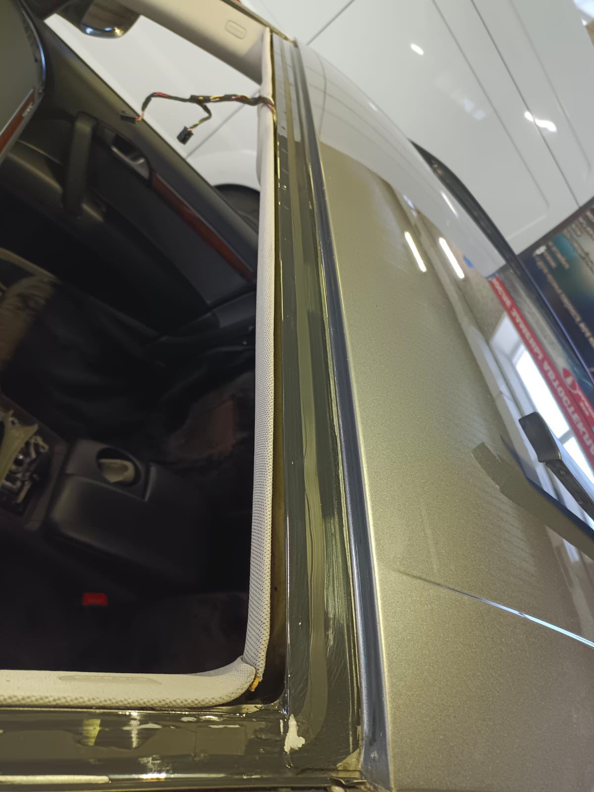 Всех приветствую!
Вот и первое исполнение намеченного плана по замене лобового стекла, стекло поставил новое фирмы NordGlass ибо всякое б/у орига не всегда хорошо и самый большой минус для себя принял то что у нас в Барнауле по наличию не было либо оставляло желать лучшего, вообщем новое есть новое + сделал полностью тонировку атермальной пленкой и полоску 30см. Рамка лобового в отличном состоянии без намеков на ржу это радует!
Что по стеклу; стекло не искажает и не бликует, доволен на все 💯 % и так сказать прозрел от увиденного через него, круто и эффект ВАУ был!

P/S;
Предлагалось два варианта Польша NordGlass за 10800 & Япония AGS за 22300 ну и замена 4500₽ первый вариант в наличии и второй с гарантией на 1 год от производите на одну замену от сколов и трещин.
Тонировка атермалкой + полоса 5% 30см 8000₽
А ну и то что Польша не совсем Польша а скорее всего БОР!


Рекомендую, молодцы все четко и без проволочек!