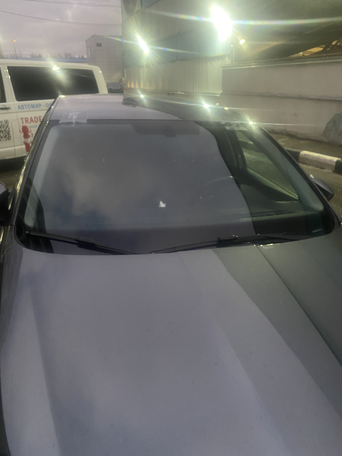 Всем доброго времени суток и ровных дорог.
И так, третья замена лобового )) как мне везет на него. Первая замена по гарантии, не работали часть нитей обогрева, вторая прилетел хороший булыжник в середину лобаша (Замена по КАСКО), и вот по весне 24 года, розочка не большая в низу слева лобового, нити обогрева не задеты. Покатавшись неделю, она не поползла, и я благополучно про нее забыл. Как наступили холода, с перепадом температуры выстрелил луч снизу слева по диагонали, прямо перед глазами… Благо есть КАСКО, один звонок, и записан на замену в AG expert.


По КАСКО выбирать производителя стекла не получается
Ребята работают быстро и качественно, дают гарантию на работу 3 года.


Готовый результат
Получается лобовое это хоть и дорогой, но расходник все таки :))