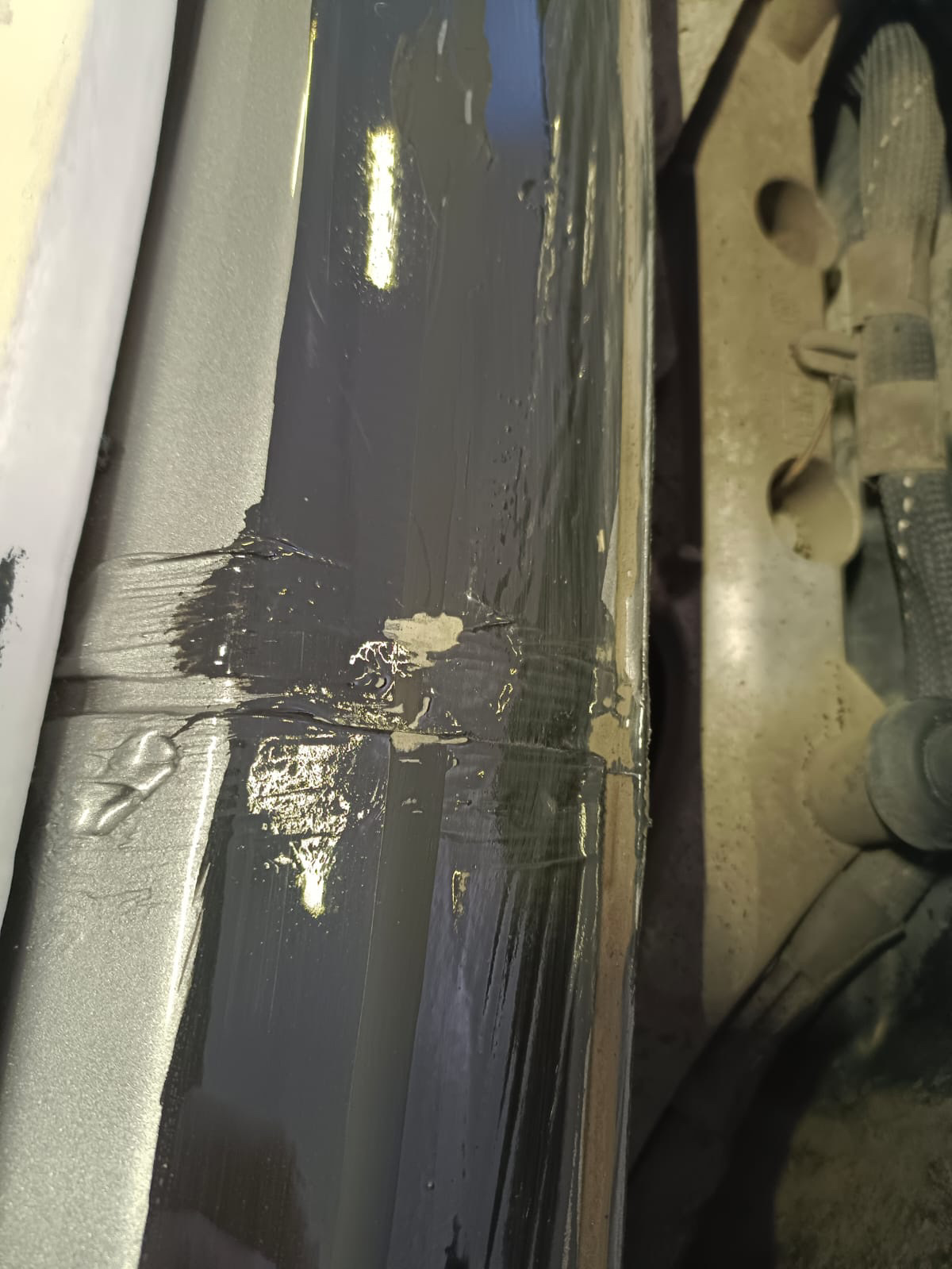 Всех приветствую!
Вот и первое исполнение намеченного плана по замене лобового стекла, стекло поставил новое фирмы NordGlass ибо всякое б/у орига не всегда хорошо и самый большой минус для себя принял то что у нас в Барнауле по наличию не было либо оставляло желать лучшего, вообщем новое есть новое + сделал полностью тонировку атермальной пленкой и полоску 30см. Рамка лобового в отличном состоянии без намеков на ржу это радует!
Что по стеклу; стекло не искажает и не бликует, доволен на все 💯 % и так сказать прозрел от увиденного через него, круто и эффект ВАУ был!

P/S;
Предлагалось два варианта Польша NordGlass за 10800 & Япония AGS за 22300 ну и замена 4500₽ первый вариант в наличии и второй с гарантией на 1 год от производите на одну замену от сколов и трещин.
Тонировка атермалкой + полоса 5% 30см 8000₽
А ну и то что Польша не совсем Польша а скорее всего БОР!


Рекомендую, молодцы все четко и без проволочек!