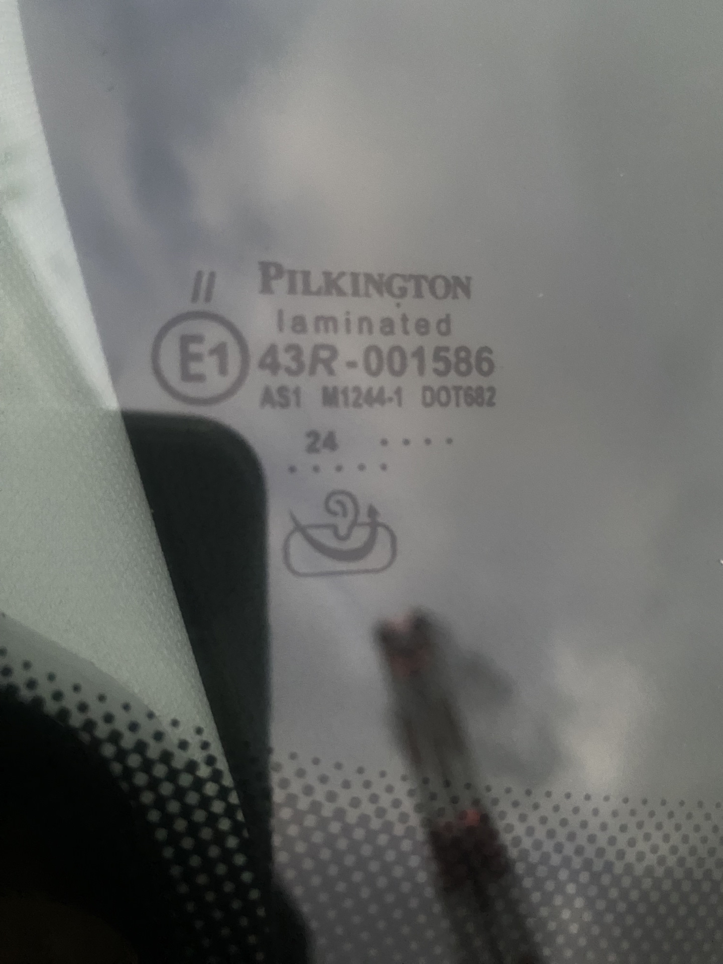 Всем доброго времени суток и ровных дорог.
И так, третья замена лобового )) как мне везет на него. Первая замена по гарантии, не работали часть нитей обогрева, вторая прилетел хороший булыжник в середину лобаша (Замена по КАСКО), и вот по весне 24 года, розочка не большая в низу слева лобового, нити обогрева не задеты. Покатавшись неделю, она не поползла, и я благополучно про нее забыл. Как наступили холода, с перепадом температуры выстрелил луч снизу слева по диагонали, прямо перед глазами… Благо есть КАСКО, один звонок, и записан на замену в AG expert.


По КАСКО выбирать производителя стекла не получается
Ребята работают быстро и качественно, дают гарантию на работу 3 года.


Готовый результат
Получается лобовое это хоть и дорогой, но расходник все таки :))