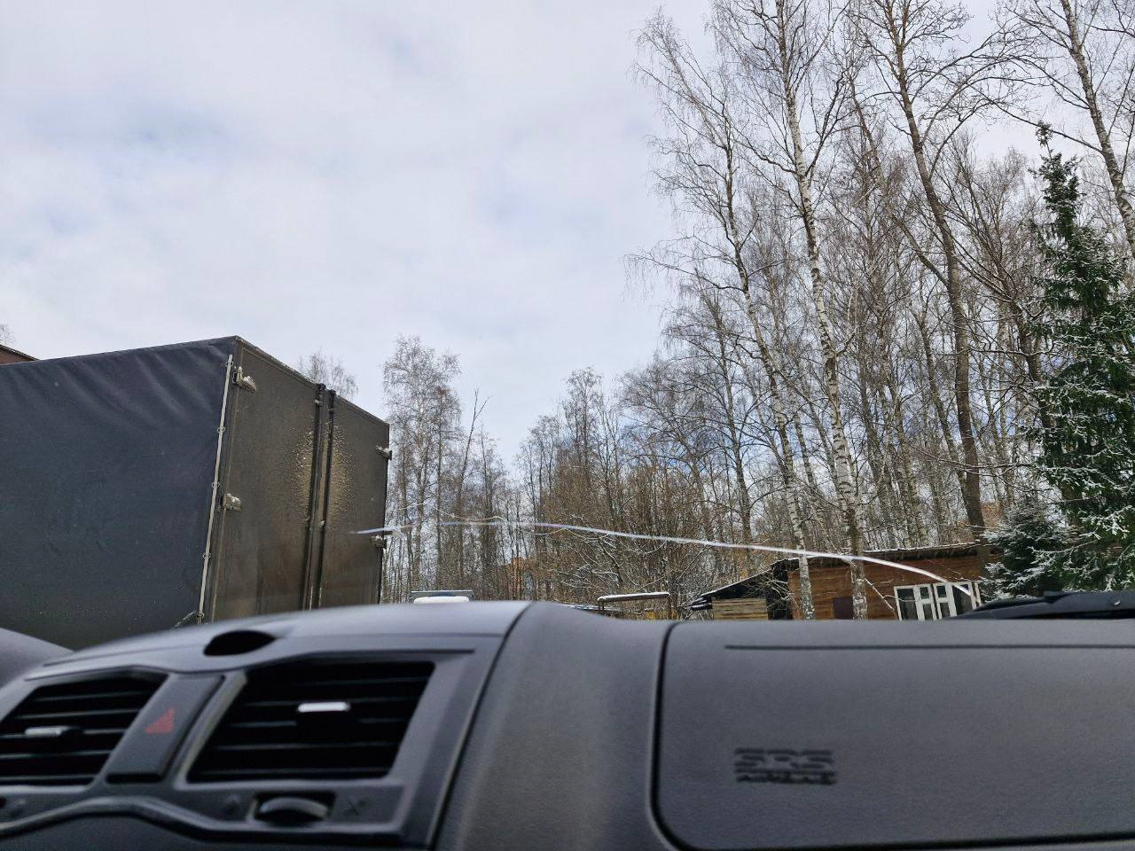 Записался в новом для себя МРЭО в ТЦ Калейдоскоп на Сходненской на четверг, 10 утра.
Записался бы раньше, да мелочь в виде трещины на лобовом с гарантированным отказом осложняла жизнь.

Ещё до покупки, в пятницу, я заказал себе новое стекло в AG Experts в ТЦ Весна на Алтуфьевском шоссе, сервис, знакомый ещё по Калине. Записали на среду 5 вечера, соответственно, сразу после замены на регистрацию.

Вчера сбежал с работы часа в 2, чтобы помыть машину, постоял минут 30 в очереди на мойку, уехал на другую самомойку, постоял ещё минут 30 там, помыл морду, к 4 закатываюсь и говорю — вот машина, я пошёл.
Сходил поел супчик, спускаюсь обратно — всё готово. Фигасе скорость, минут 30-40 наверно за всё про всё, правда попросили постоять ещё полчасика, чтобы клей схватился.

К 10 я приехал в МФЦ, получил талончик, сел в окошко, отдал все доки:
— ДКП
— выписку из ЭПТС
— СТС прошлой хозяйки

ОСАГО при регистрации сейчас не требуют, а диагностическая карта мне не нужна, т.к. машине меньше 4 лет.

Спустился на площадку, открыл капот, весь осмотр занял секунд 40 — стакан, табличка на стойке и номер двигателя. Большой привет тем, у кого двигатель запчасть и кто не смотрит — смотрят, проверяют, сверяют номер, всё ок.

После успешного осмотра поднимаюсь наверх, забираю номера и иду обратно к машине. Открутив номера 40 региона, сдав их в окошечко и прикрутив новые 977-го, я получил в свой автопарк третью колесницу уже официально. За всё про всё — меньше часа.

Насколько же деградировала процедура регистрации автотранспорта за 20 лет, уму непостижимо. Раньше как было, в 4 утра приезжаешь к МРЭО, какие-то мутные типы тебя записывают за 200 рублей в красную тетрадку уже тридцать седьмым, ни поспать, ни поссать, чтобы нидайбох очередь без тебя не прошла, к вечеру МОЖЕТ БЫТЬ до тебя очередь дойдет. И подраться можно, и поорать вдоволь "вас тут не стояло", в общем, выпустить весь накопленный негатив. А щас чё, пришел, спокойно все за 40 минут прошел, сидишь ждёшь номера. Никакой романтики.

В следующем посте расскажу о том, что куплено прям сходу. Всем пофиг, я думаю, но душа просит :)