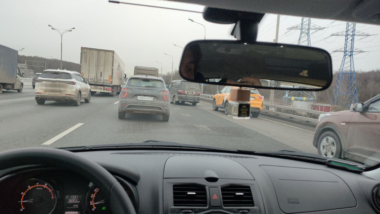 Записался в новом для себя МРЭО в ТЦ Калейдоскоп на Сходненской на четверг, 10 утра.
Записался бы раньше, да мелочь в виде трещины на лобовом с гарантированным отказом осложняла жизнь.

Ещё до покупки, в пятницу, я заказал себе новое стекло в AG Experts в ТЦ Весна на Алтуфьевском шоссе, сервис, знакомый ещё по Калине. Записали на среду 5 вечера, соответственно, сразу после замены на регистрацию.

Вчера сбежал с работы часа в 2, чтобы помыть машину, постоял минут 30 в очереди на мойку, уехал на другую самомойку, постоял ещё минут 30 там, помыл морду, к 4 закатываюсь и говорю — вот машина, я пошёл.
Сходил поел супчик, спускаюсь обратно — всё готово. Фигасе скорость, минут 30-40 наверно за всё про всё, правда попросили постоять ещё полчасика, чтобы клей схватился.

К 10 я приехал в МФЦ, получил талончик, сел в окошко, отдал все доки:
— ДКП
— выписку из ЭПТС
— СТС прошлой хозяйки

ОСАГО при регистрации сейчас не требуют, а диагностическая карта мне не нужна, т.к. машине меньше 4 лет.

Спустился на площадку, открыл капот, весь осмотр занял секунд 40 — стакан, табличка на стойке и номер двигателя. Большой привет тем, у кого двигатель запчасть и кто не смотрит — смотрят, проверяют, сверяют номер, всё ок.

После успешного осмотра поднимаюсь наверх, забираю номера и иду обратно к машине. Открутив номера 40 региона, сдав их в окошечко и прикрутив новые 977-го, я получил в свой автопарк третью колесницу уже официально. За всё про всё — меньше часа.

Насколько же деградировала процедура регистрации автотранспорта за 20 лет, уму непостижимо. Раньше как было, в 4 утра приезжаешь к МРЭО, какие-то мутные типы тебя записывают за 200 рублей в красную тетрадку уже тридцать седьмым, ни поспать, ни поссать, чтобы нидайбох очередь без тебя не прошла, к вечеру МОЖЕТ БЫТЬ до тебя очередь дойдет. И подраться можно, и поорать вдоволь "вас тут не стояло", в общем, выпустить весь накопленный негатив. А щас чё, пришел, спокойно все за 40 минут прошел, сидишь ждёшь номера. Никакой романтики.

В следующем посте расскажу о том, что куплено прям сходу. Всем пофиг, я думаю, но душа просит :)