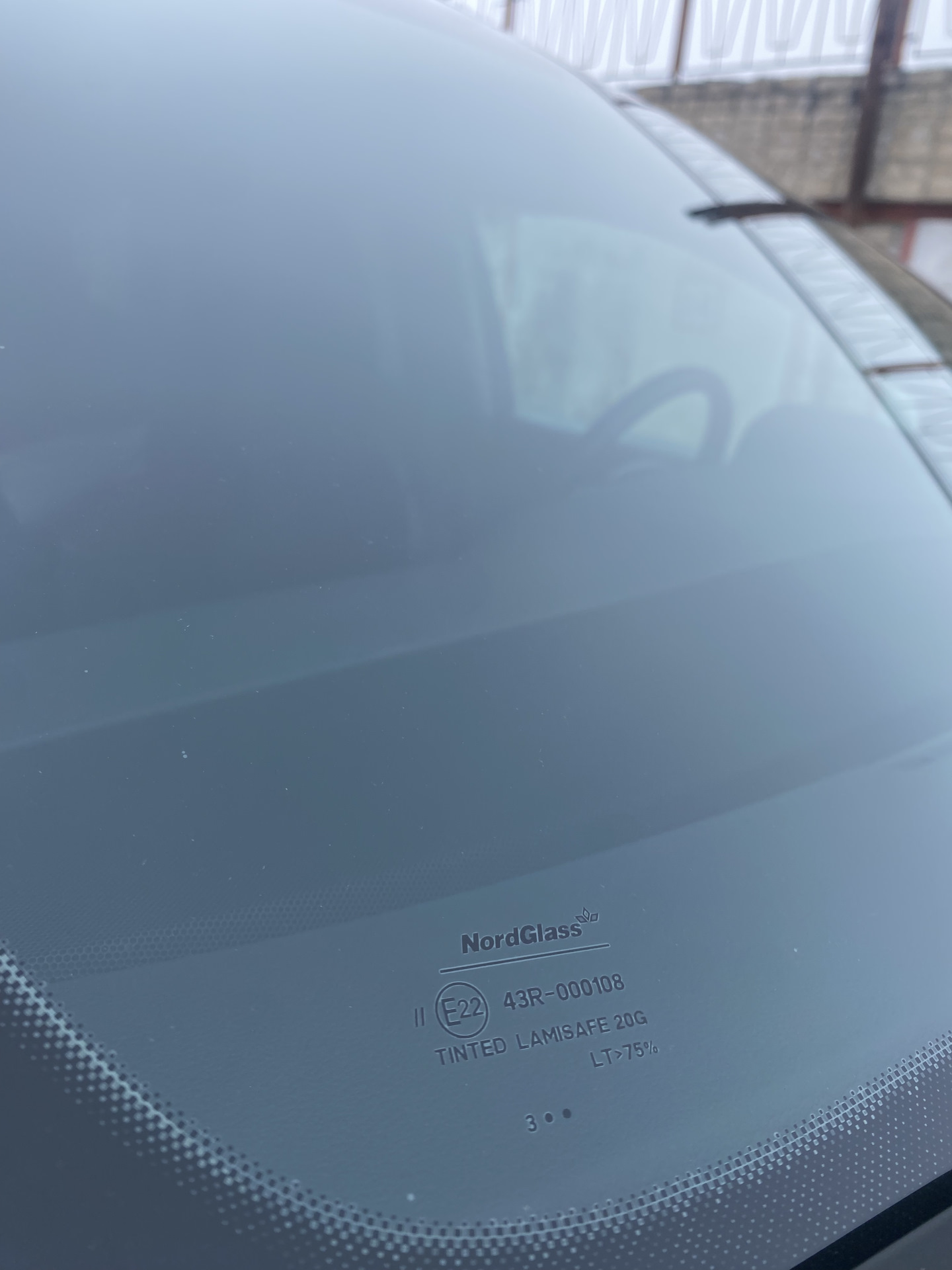 Всех приветствую!
Вот и первое исполнение намеченного плана по замене лобового стекла, стекло поставил новое фирмы NordGlass ибо всякое б/у орига не всегда хорошо и самый большой минус для себя принял то что у нас в Барнауле по наличию не было либо оставляло желать лучшего, вообщем новое есть новое + сделал полностью тонировку атермальной пленкой и полоску 30см. Рамка лобового в отличном состоянии без намеков на ржу это радует!
Что по стеклу; стекло не искажает и не бликует, доволен на все 💯 % и так сказать прозрел от увиденного через него, круто и эффект ВАУ был!

P/S;
Предлагалось два варианта Польша NordGlass за 10800 & Япония AGS за 22300 ну и замена 4500₽ первый вариант в наличии и второй с гарантией на 1 год от производите на одну замену от сколов и трещин.
Тонировка атермалкой + полоса 5% 30см 8000₽
А ну и то что Польша не совсем Польша а скорее всего БОР!


Рекомендую, молодцы все четко и без проволочек!