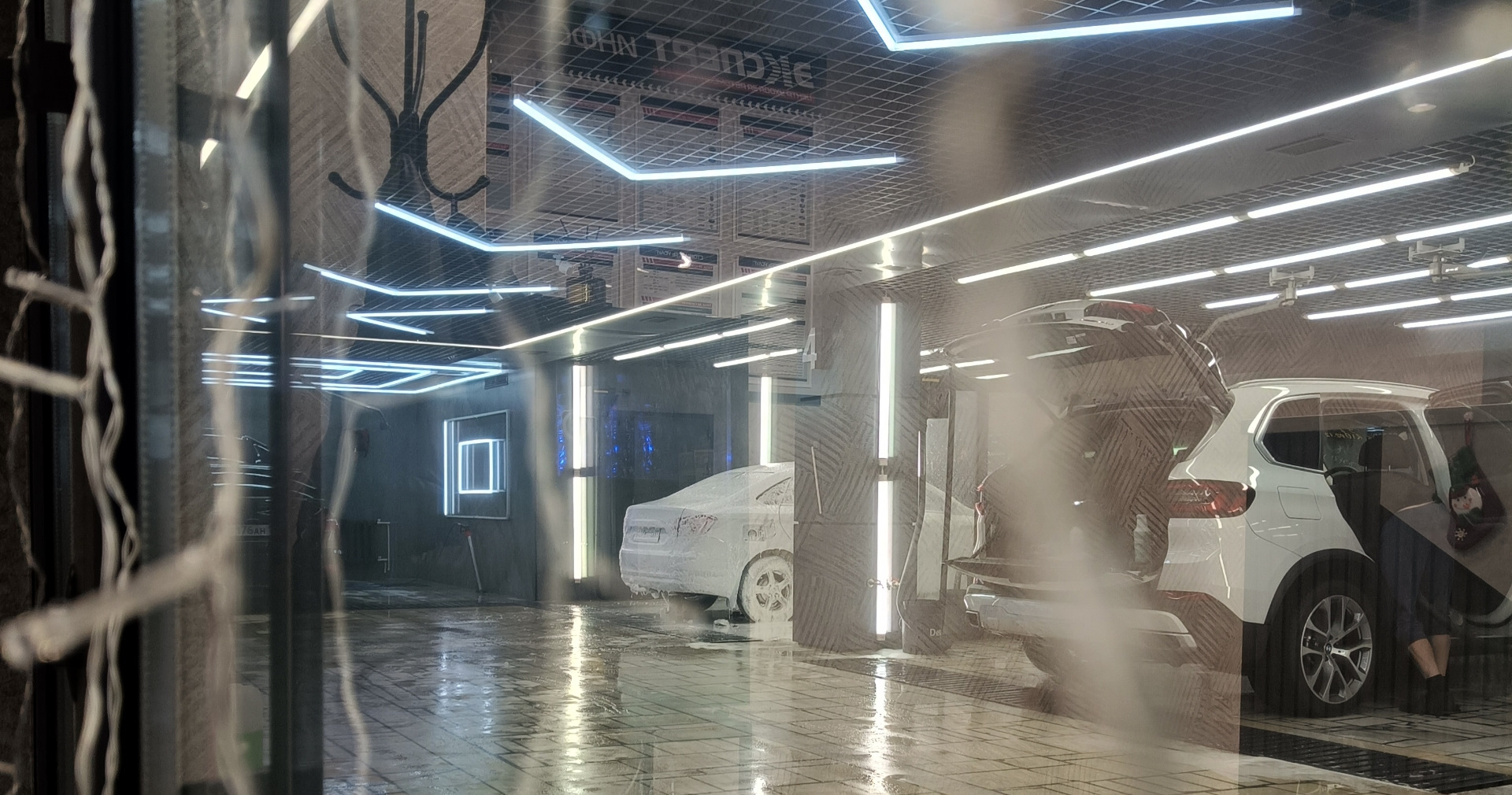 В общем, машина стояла на улице весь ноябрь. Приехал с командировки и утром завёл, а сам пошел домой пить чай пока она грелась. Через пол часа выхожу и вижу, что по всей длине лобовой появилась трещина от небольшого скола — поймал камушек летом, когда ехал на море.

Трещина на всю длину. Стекло SISECAM
Вроде особо и не мешается, но напрягало, что находится на уровне глаз. Так покатался где-то месяц и решил позвонить нескольким фирмам, так сказать узнать цены рынка. Первой фирмой оказалась AG Experts. Цену за стандартное стекло Бор с небольшим затемнением и зелёным оттенком озвучили 7800 рублей. Установка бесплатная. После этого даже звонить не стал другим фирмам, а сразу записался на удобную дату — цена меня устроила. Во время разговора уточнил ещё раз нужную модель стекла с евро-кодом 4592AGS и переспросил точно будет оригинальный Бор, а не какой-то кооператив… Ответили, что будет 100% Бор, который сейчас ставят на конвейер, надо только выбрать вариант его исполнения: с датчиками или без, и т.п. Попросили в день установки заранее заехать на мойку.

А вот и мойка. Прайс — космос для Уфы, одна фаза 600 рублей 🙂 и это только наружка…
После мойки заехал в соседний бокс, где уже весёлые ребята за несколько минут разобрали жабо и сняли старое лобовое.

Старое заводское стекло SISECAM
На фото видно тот самый скол, с которого всё пошло по швам…

Парни срезали лишний герметик и обезжирили поверхность
Видно, что на заводе особо не заморачиваются и наносят герметик так себе. Теперь понятно, почему у некоторых владельцев вода в салоне: на фото можно найти уязвимые места.

Новое стекло установлено. Теперь у нас Бор.
Пол часа и готово!

Стекло ветровое Бор 8450007323 E22 43R-000122 Lamisafe
После того как приклеили, я ещё часик погулял в ближайшем ТЦ пока схватится герметик, вернулся и успел пообщаться с мастерами. Прошло 2 часа и я не спеша поехал домой.

P.s. Парни сказали, что стекла AGS и Бор делают в одном заводе, чему я был удивлён.