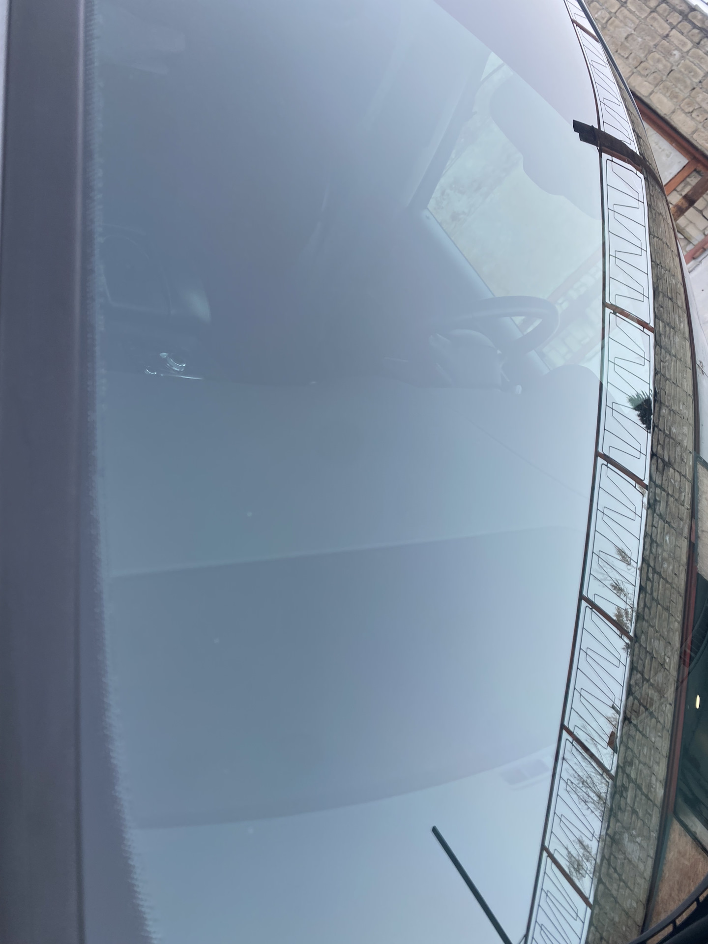 Всех приветствую!
Вот и первое исполнение намеченного плана по замене лобового стекла, стекло поставил новое фирмы NordGlass ибо всякое б/у орига не всегда хорошо и самый большой минус для себя принял то что у нас в Барнауле по наличию не было либо оставляло желать лучшего, вообщем новое есть новое + сделал полностью тонировку атермальной пленкой и полоску 30см. Рамка лобового в отличном состоянии без намеков на ржу это радует!
Что по стеклу; стекло не искажает и не бликует, доволен на все 💯 % и так сказать прозрел от увиденного через него, круто и эффект ВАУ был!

P/S;
Предлагалось два варианта Польша NordGlass за 10800 & Япония AGS за 22300 ну и замена 4500₽ первый вариант в наличии и второй с гарантией на 1 год от производите на одну замену от сколов и трещин.
Тонировка атермалкой + полоса 5% 30см 8000₽
А ну и то что Польша не совсем Польша а скорее всего БОР!


Рекомендую, молодцы все четко и без проволочек!